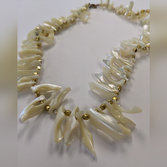 VTG IRIDESCENT SHELL & GOLD TONE SPACER NECKLACE - Picture 3 of 11